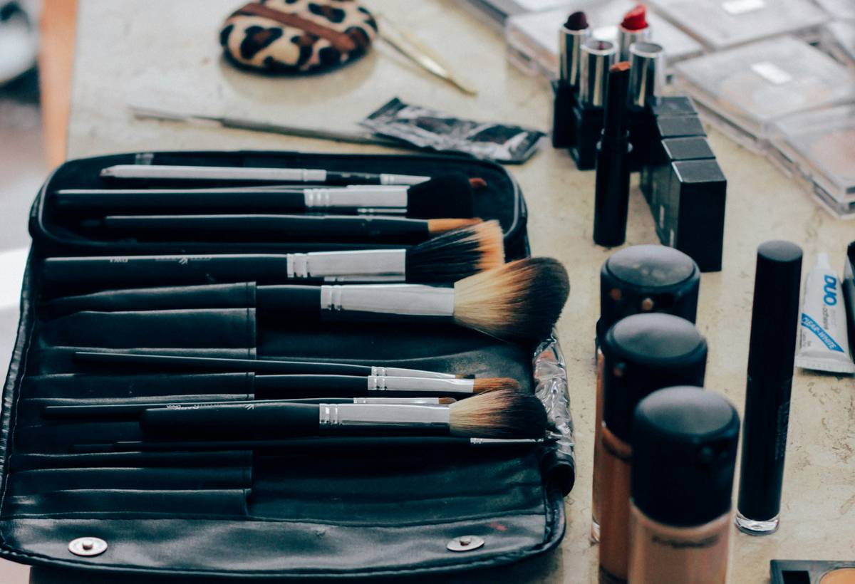 diy makeup tutorial for beginners step-by-step demonstration using everyday household items