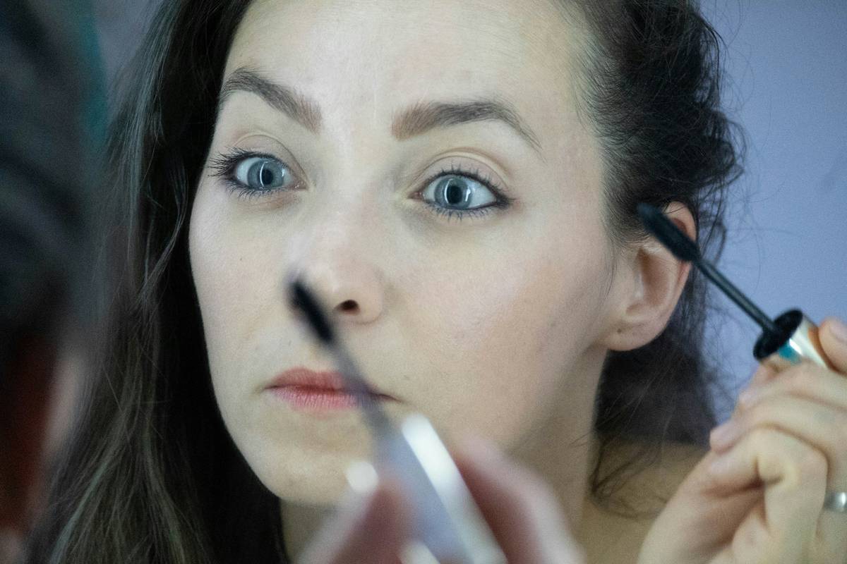 diy makeup tutorial for beginners showing natural ingredients used for homemade lip and eye color